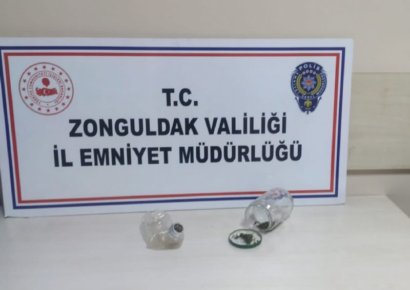 EVDE UYUŞTURUCU KULLANIRKEN YAKALANDILAR - 1