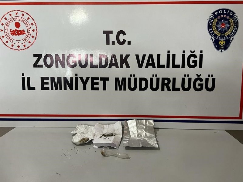 EVDE UYUŞTURUCU KULLANIRKEN YAKALANDILAR - 2