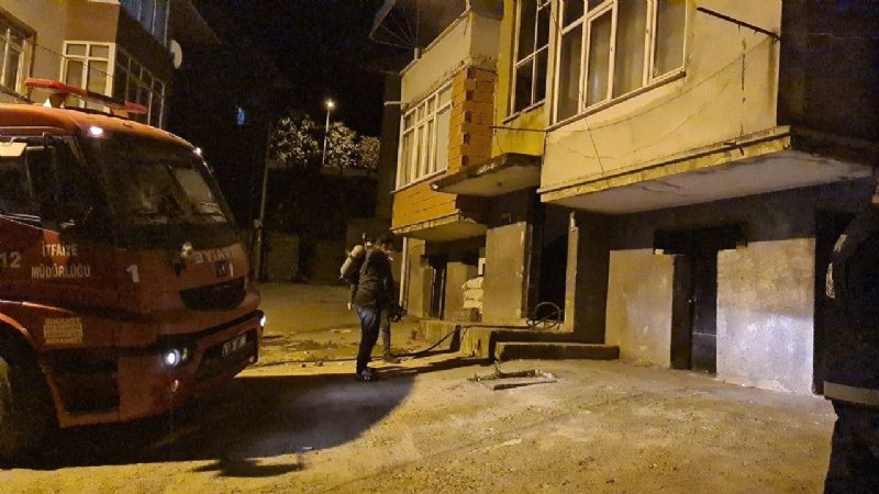 Üç katlı apartmanda dehşet anları… ALAPLI’DA ŞÜPHELİ YANGIN - 1