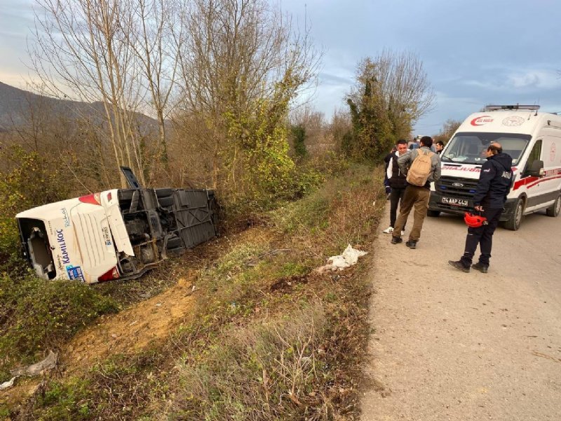 Yolcu otobüsü şarampole devrildi: 39 yaralı… ZONGULDAK’A GELİYORDU - 1