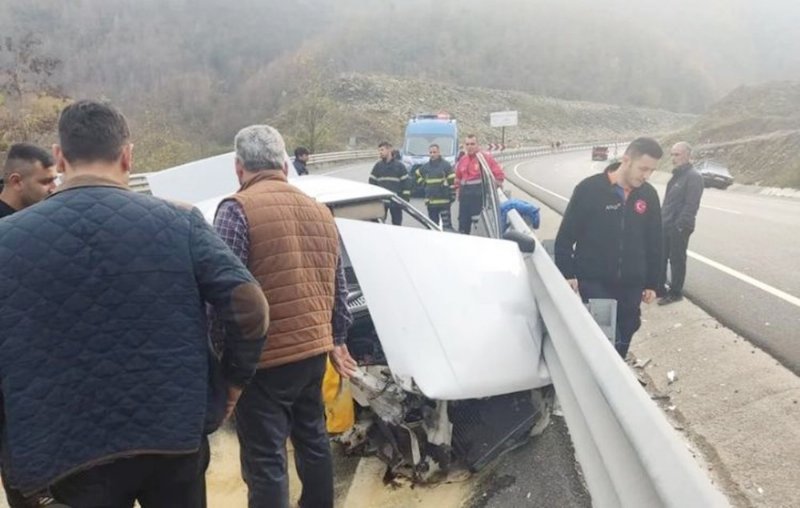 Ereğli-Zonguldak yolunda kaza… 1 yaralı… ARAÇTA SIKIŞTI - 1