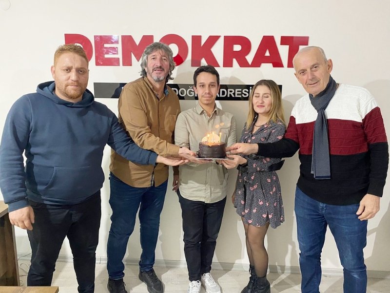 Gazetecilerden Demokrat Zonguldak bürosuna ziyaret… PASTALI KUTLAMA - 3