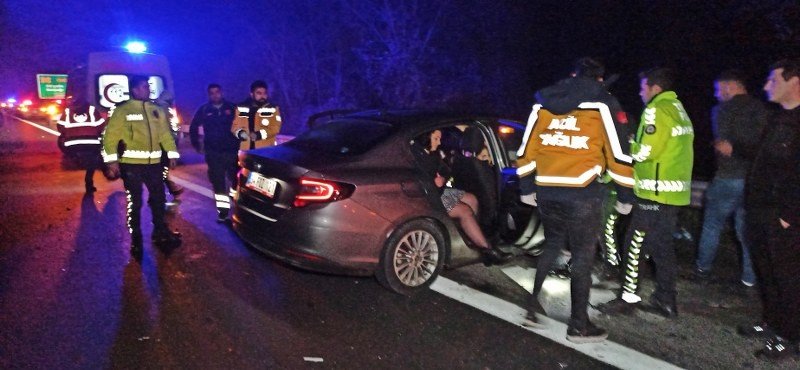 ÖNCE OTOBÜSE SONRA BARİYERLERE ÇARPTI: 2 YARALI - 2