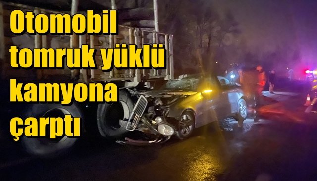 Otomobil tomruk yüklü kamyona çarptı 