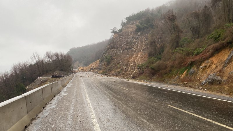 Heyelan yaşanan karayolu ulaşıma açılmayı bekliyor - 2