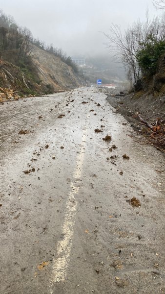 Heyelan yaşanan karayolu ulaşıma açılmayı bekliyor - 4