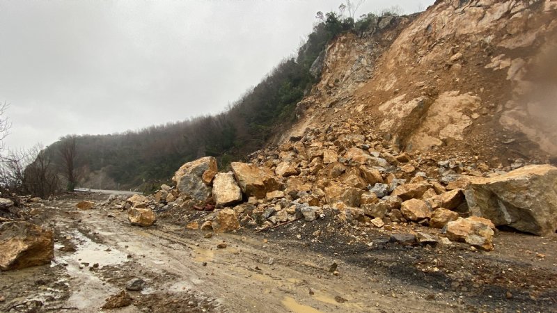 Heyelan yaşanan karayolu ulaşıma açılmayı bekliyor - 6