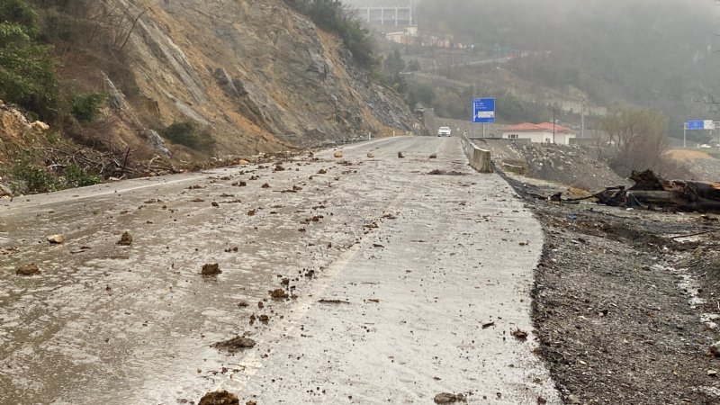 Heyelan yaşanan karayolu ulaşıma açılmayı bekliyor - 7