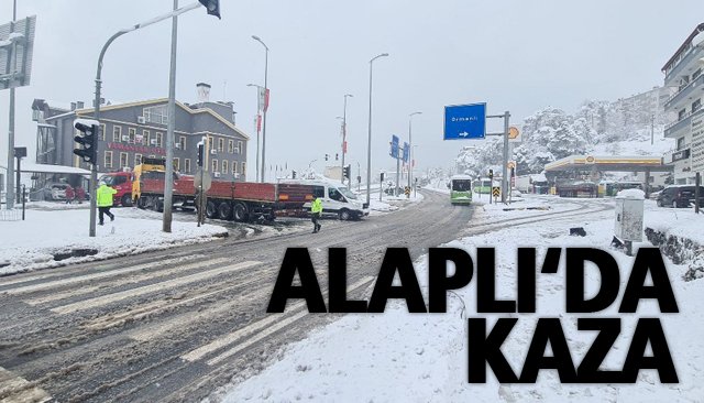 TIR, TIRAFİK IŞIKLARINA ÇARPTI