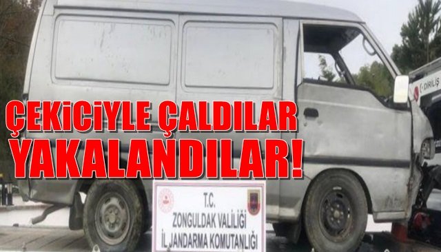 Minibüsü çekiciye yükleyerek çaldılar