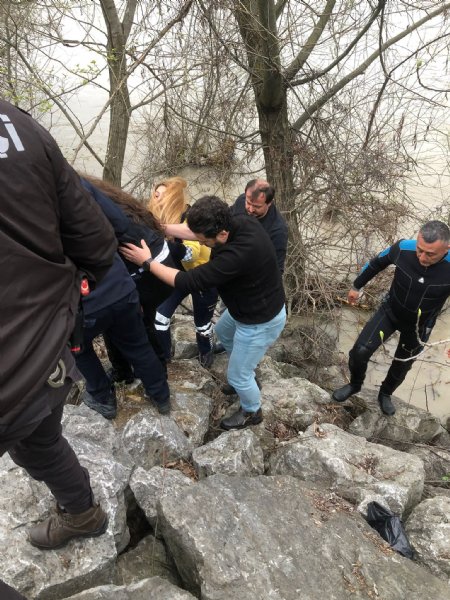 Nehre atlayan kadını ekipler kurtardı  - 1