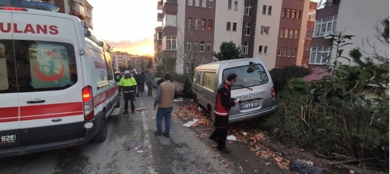 Park halindeki minibüsün frenleri boşaldı. Durdurmak isteyen sürücü yaralandı - 1