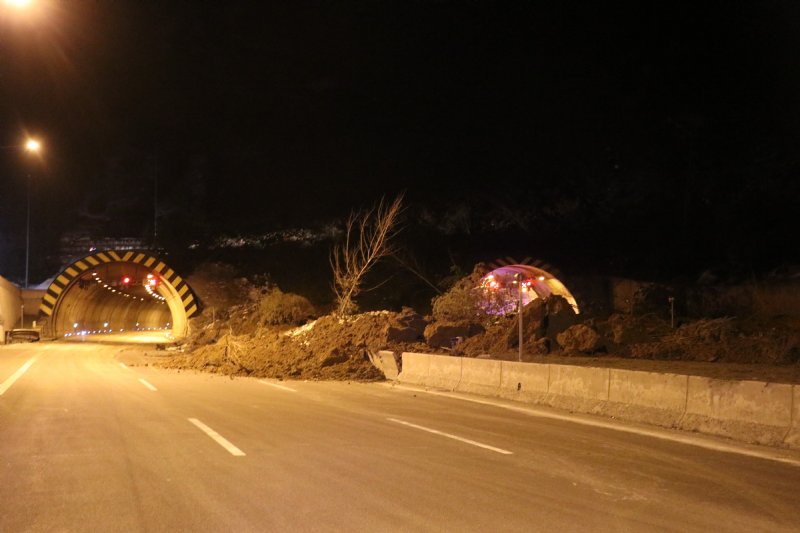 Zonguldak -Ankara istikameti iki noktada kapalı… HEYELAN ENGELİ - 2