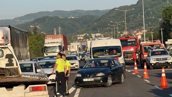 İKİ AYRI KAZADA 12´Sİ ÇOCUK 19 KİŞİ YARALANDI - 4