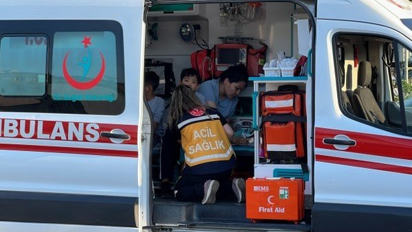 İKİ AYRI KAZADA 12´Sİ ÇOCUK 19 KİŞİ YARALANDI - 8