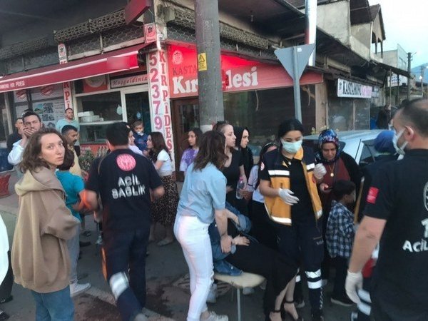 İKİ AYRI KAZADA 12´Sİ ÇOCUK 19 KİŞİ YARALANDI - 9