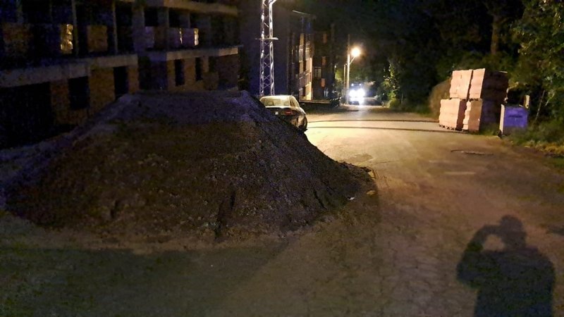 Motosiklet sürücüsü kum yığınına çarptı… TAKLALAR ATTI, YARALANDI - 6
