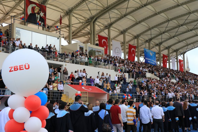 BEÜ’de mezuniyet coşkusu… 3 bin 392 öğrenci mezun oldu İKİ ÇOCUĞUNUN MEZUN OLDUĞU OKULU DERECEYLE BİTİRDİ - 1