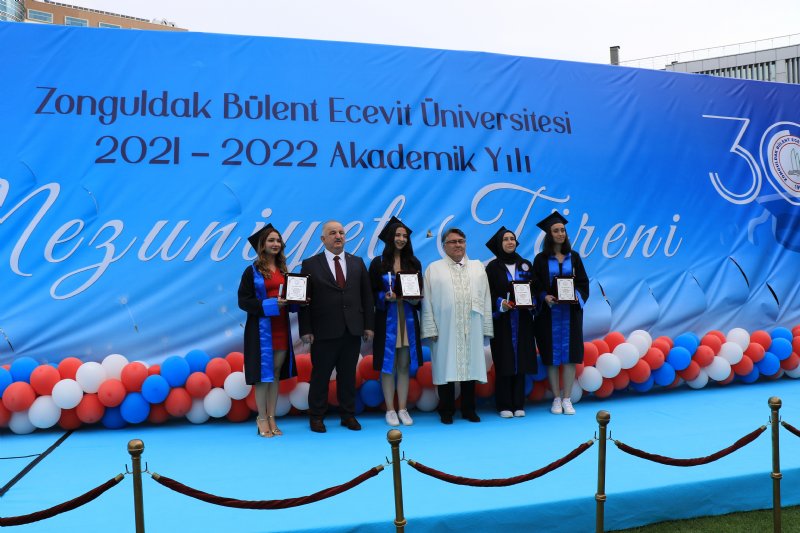 BEÜ’de mezuniyet coşkusu… 3 bin 392 öğrenci mezun oldu İKİ ÇOCUĞUNUN MEZUN OLDUĞU OKULU DERECEYLE BİTİRDİ - 3