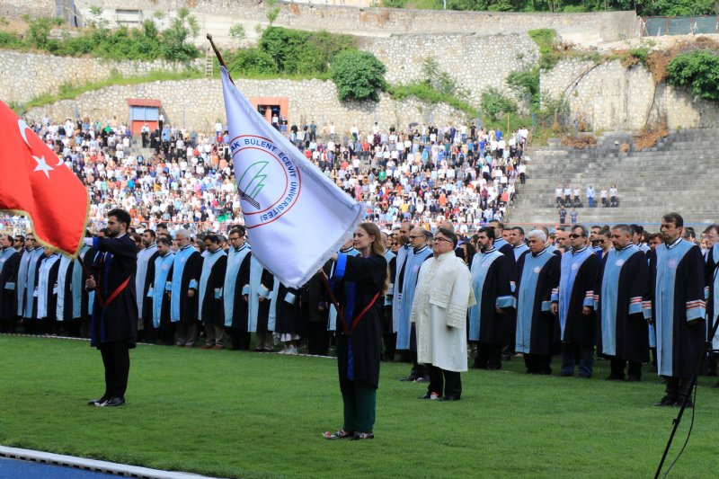 BEÜ’de mezuniyet coşkusu… 3 bin 392 öğrenci mezun oldu İKİ ÇOCUĞUNUN MEZUN OLDUĞU OKULU DERECEYLE BİTİRDİ - 4