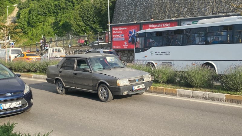 Düğün konvoyunun önüne atlayan çocuğa otomobil çarptı - 1
