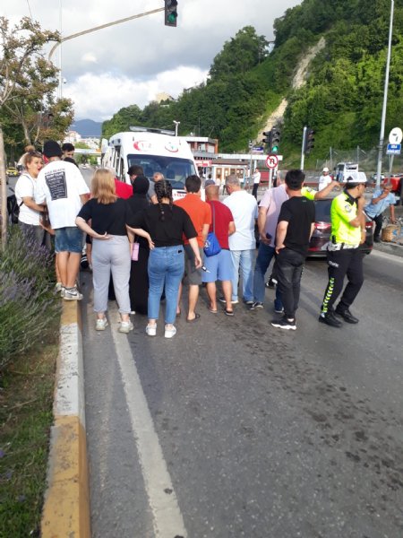Düğün konvoyunun önüne atlayan çocuğa otomobil çarptı - 3
