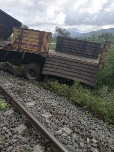 Kamyon 30 metre yükseklikten demir yoluna düştü:  2 ÖLÜ, 2 YARALI  - 2