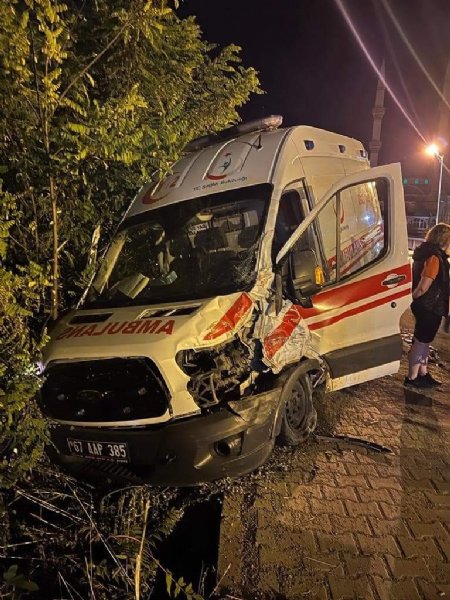 Vakaya gidiyorlardı:  İki ambulans kaza yaptı: 3 yaralı    - 1