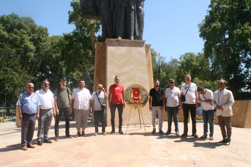 GAZETECİLER ÇELENK SUNDU - 3