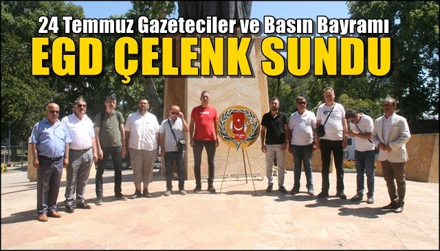 GAZETECİLER ÇELENK SUNDU