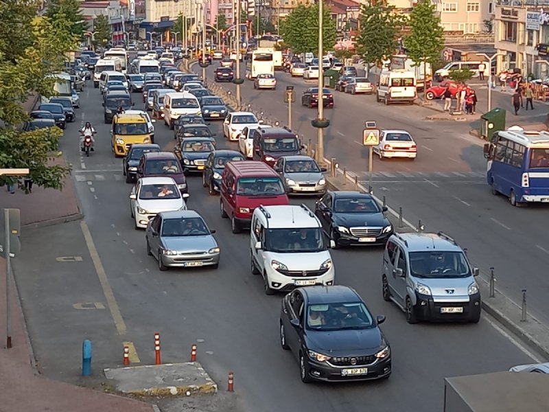 Trafik aksadı, uzun kuyruklar oluştu… BULVARDA KAZA - 2