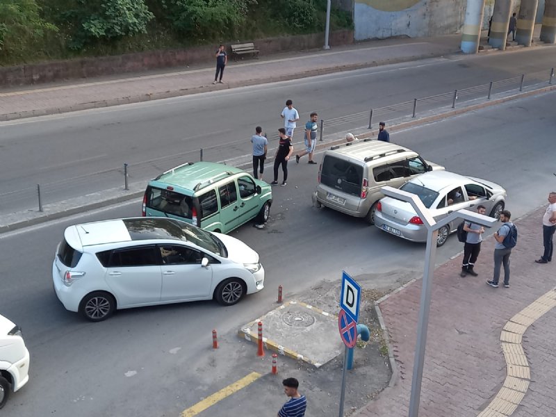 Trafik aksadı, uzun kuyruklar oluştu… BULVARDA KAZA - 4