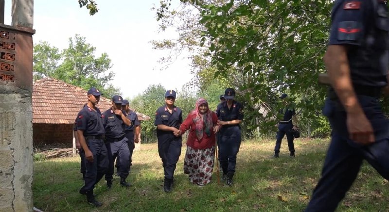 Jandarma ekipleri şehit annesi için fındık topladı… KİMSESİZİN KİMSESİ OLDULAR - 1