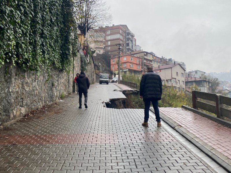 HASTANE YOLUNDA YOL ÇÖKTÜ! - 2