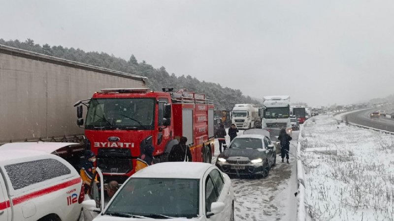 TEM´DE ZİNCİRLEME KAZA; YOL TRAFİĞE KAPANDI!  - 1