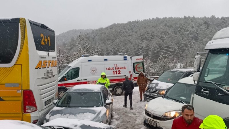 TEM´DE ZİNCİRLEME KAZA; YOL TRAFİĞE KAPANDI!  - 2