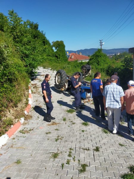  Harç tankeri bağlı traktörüyle takla atan sürücü yaralandı - 2