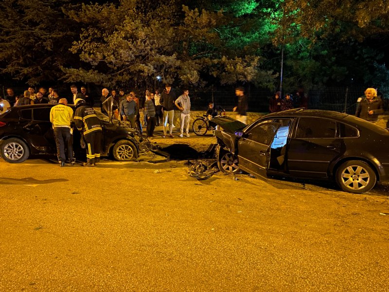 İKİ OTOMOBİL ÇARPIŞTI; OLAYA MÜDAHALEYE GİDEN İTFAİYE DE KAZA YAPTI: 8 YARALI  - 1