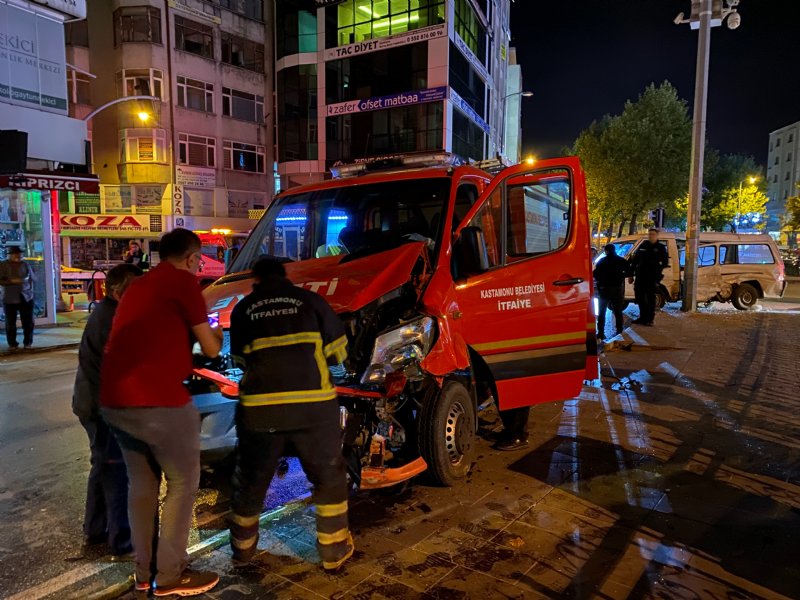 İKİ OTOMOBİL ÇARPIŞTI; OLAYA MÜDAHALEYE GİDEN İTFAİYE DE KAZA YAPTI: 8 YARALI  - 2