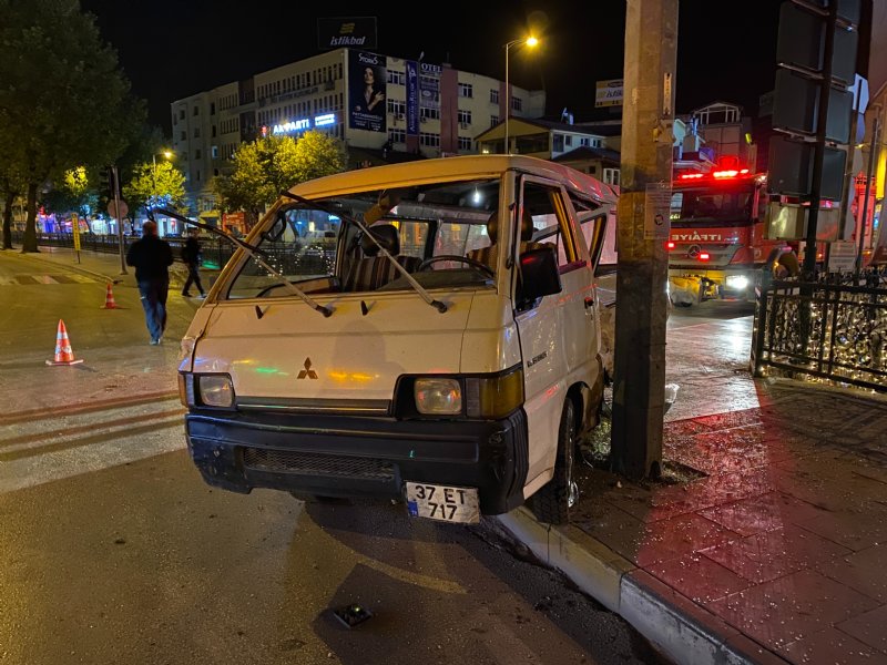 İKİ OTOMOBİL ÇARPIŞTI; OLAYA MÜDAHALEYE GİDEN İTFAİYE DE KAZA YAPTI: 8 YARALI  - 3