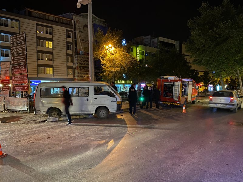 İKİ OTOMOBİL ÇARPIŞTI; OLAYA MÜDAHALEYE GİDEN İTFAİYE DE KAZA YAPTI: 8 YARALI  - 4