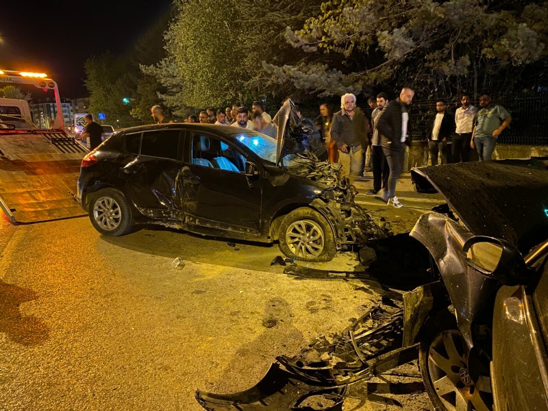 İKİ OTOMOBİL ÇARPIŞTI; OLAYA MÜDAHALEYE GİDEN İTFAİYE DE KAZA YAPTI: 8 YARALI  - 5