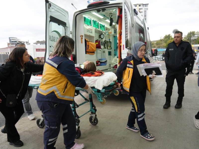 ÖĞRENCİ SERVİSİ TIRLA ÇARPIŞTI: 13 YARALI - 3