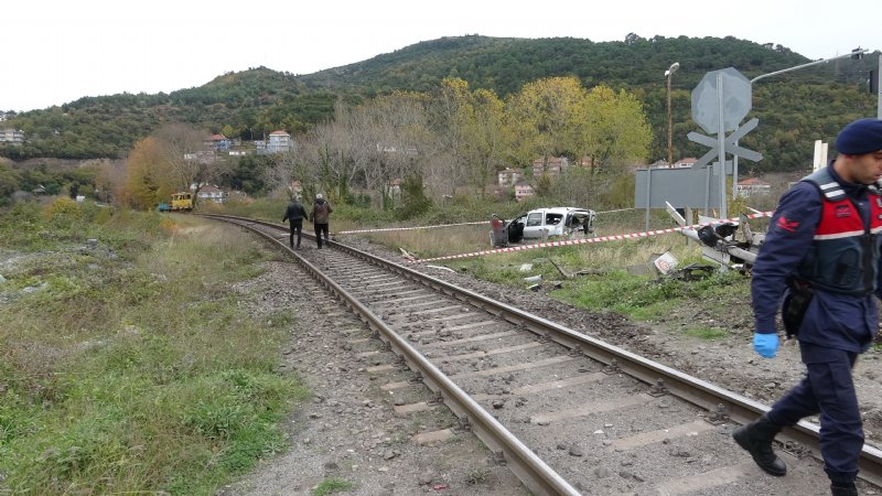 TREN ÇARPTI: 1´İ AĞIR 2 YARALI - 2