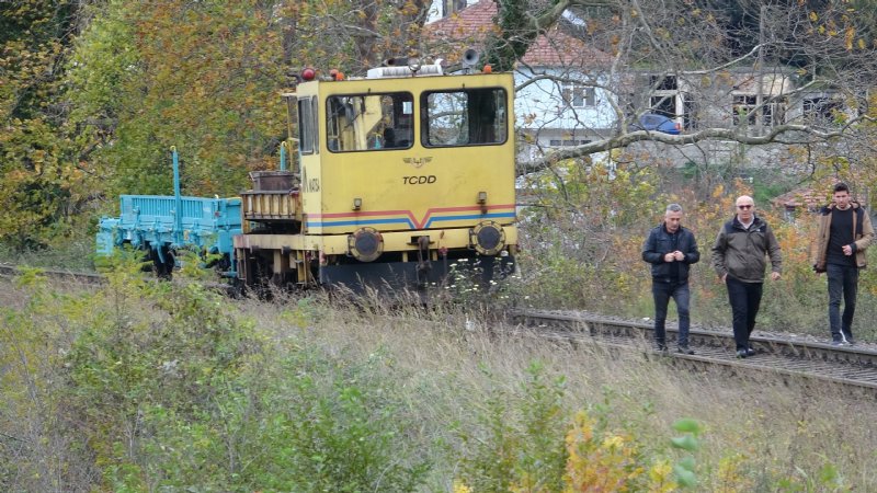 TREN ÇARPTI: 1´İ AĞIR 2 YARALI - 3