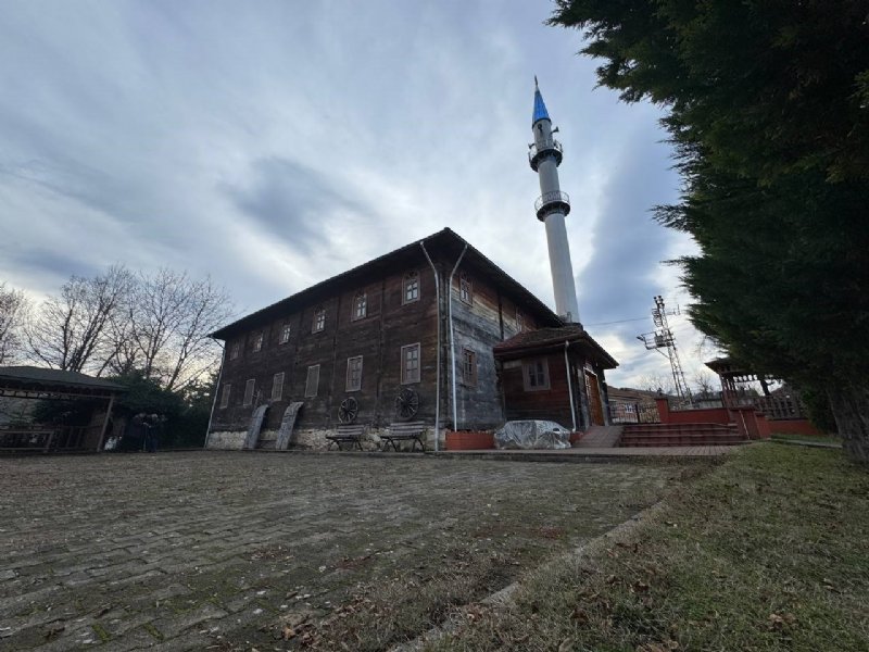 300 yıllık çivisiz cami ve koruma altındaki ağaç… - 1