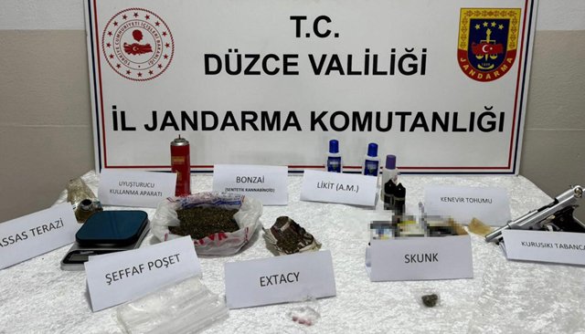 İKİ EVDE UYUŞTURUCU BULUNDU