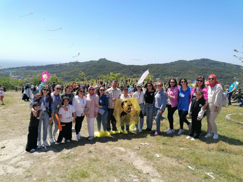 BUGÜN ÇOCUKLARIN GÜNÜYDÜ, GÖKYÜZÜ RENGARENKTİ - 3