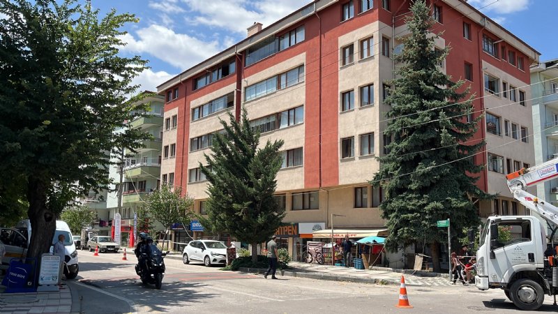 Balkondan düşerken elektrik tellerine de çarptı - 1