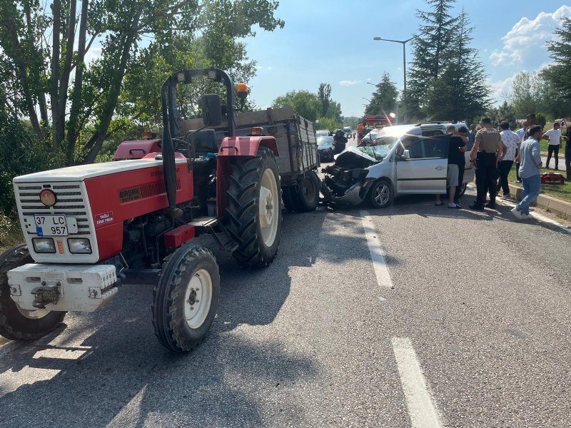 TRAKTÖR RÖMORKUNA ÇARPTI HURDAYA DÖNDÜ 5 YARALI - 1